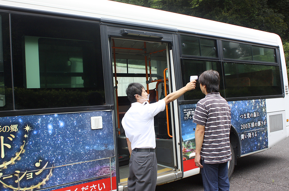 掛川駅南口発送迎バス乗車前の非接触型体温計よる検温